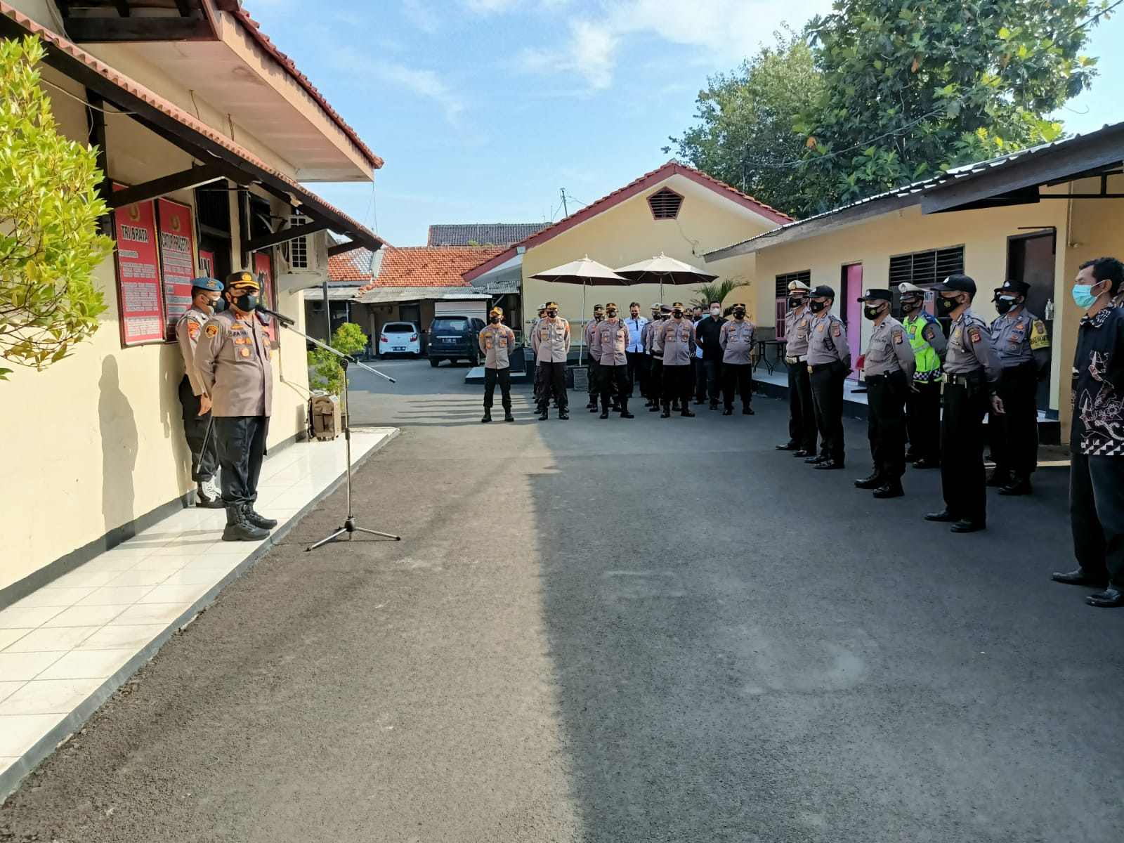 Jawa Barat Kapolres Cirebon Kota Pimpin Apel Pagi Di Polsek Utbar